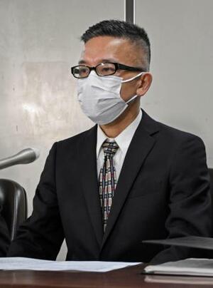 弁論後に記者会見する元ジャニーズJr.の男性=17日午後、東京・霞が関の司法記者クラブ