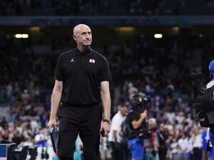 　２０２４年７月、パリ五輪でフランスに敗れ、引き揚げるトム・ホーバス監督（共同）