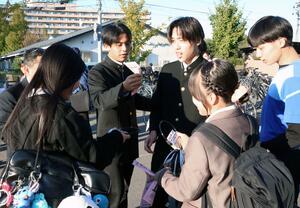 高校生らが自転車の鍵かけを呼びかけた啓発活動＝新潟市西区小新西１の新潟工業高