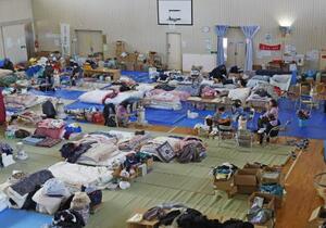 能登半島地震で避難所となった、石川県珠洲市の中学校の体育館=2024年1月