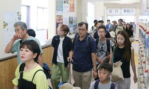 フェリーから下船した親子連れやツアー客らでにぎわう佐渡汽船両津港ターミナル=26日、佐渡市両津湊