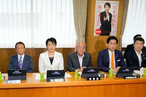 　自民党の臨時総務会に臨む（左から）麻生副総裁、有村総務会長、鈴木幹事長、小林政調会長ら＝２９日正午ごろ、東京・永田町の党本部
