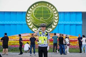 上海協力機構首脳会議が開かれる会場付近を警戒する警察官=31日、中国天津市(共同)