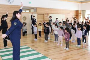交通安全教室で学ぶ園児=3月11日、長岡市西川口