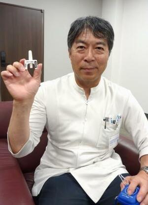 　アドレナリン点鼻液「ネフィー」を手にする海老沢元宏・国立病院機構相模原病院臨床研究センター長＝相模原市