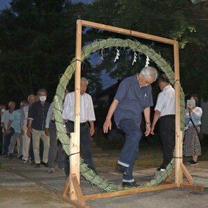 無病息災を願って茅の輪をくぐる地域住民ら=柏崎市宮場町