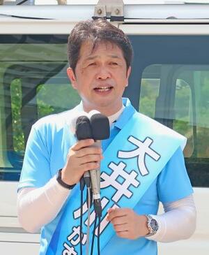 茨城県知事選が告示され、第一声を上げる大井川和彦氏=21日午前、水戸市