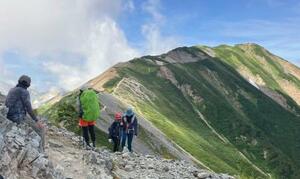 北アルプス・小蓮華山付近で登山を楽しむ人たち=8月