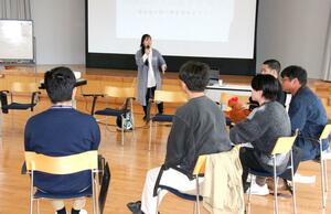 原発について若者たちが話し合った勉強会＝２９日、新潟市中央区