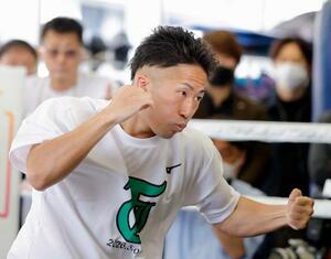 　初防衛戦に向け、調整するＷＢＣバンタム級王者の井上拓真＝横浜市の大橋ジム
