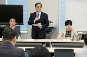 　立憲民主党の全議員懇談会であいさつする水岡代表＝２５日午前、国会