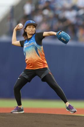 ＤｅＮＡ－巨人　始球式を務めたサトウ食品新潟アルビレックスＲＣの久保倉里美ヘッドコーチ＝エコスタ