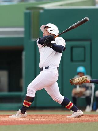 敦賀気比－日本文理　８回日本文理２死一、二塁、秦碧羽が左翼越えに３ランを放ち６－２＝富山市民球場