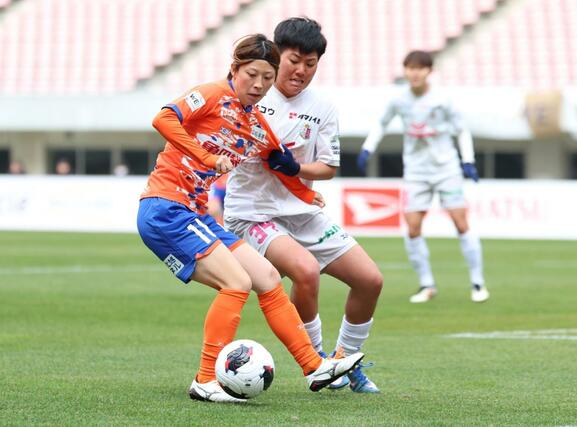 新潟L-C大阪ヤンマー 前半、相手と競り合う新潟LのFW江﨑杏那=ビッグスワン