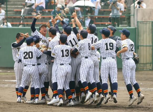 帝京長岡－日本文理　決勝で帝京長岡が日本文理を４－２で下して優勝。躍り上がって喜ぶ選手たち＝長岡市悠久山