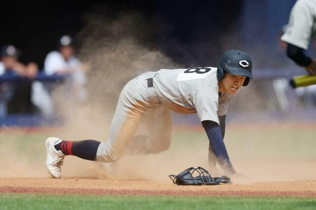 中越－富山第一　５回中越、渡邊櫂史の適時打で生還した宮崎翔矢＝エコスタ