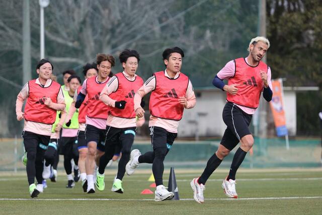 インターバル走に取り組む新潟の選手たち＝宮崎県都城市