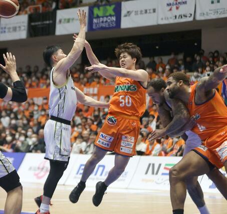 第３クオーター、ゴール下から右ゴーナーにパスを出す長尾光輝。樋口蒼生の３点シュートにつながった＝アオーレ長岡