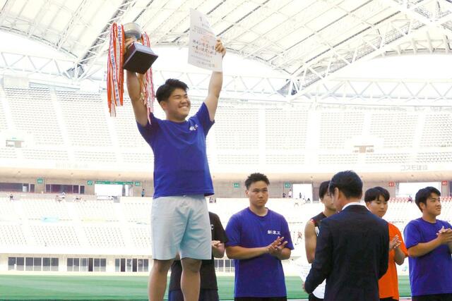 表彰台に立つ帆刈暖登（新津工）＝デンカビッグスワンスタジアム
