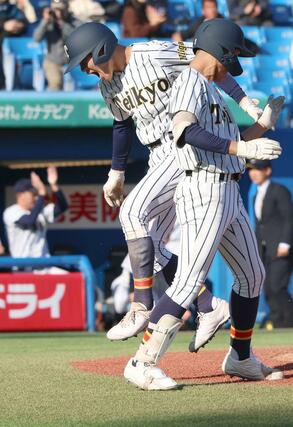 英明－帝京長岡　帝京長岡３回１死三塁、敵失間に同点の生還を果たす三走富田惇紀＝明治神宮野球場