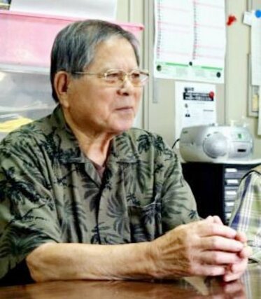 戦中を振り返る富本祐二さん=沖縄県浦添市