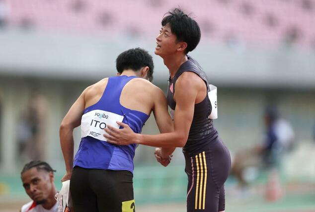 男子400メートル決勝 優勝した佐藤挙太郎(富士通)(右)=ビッグスワン