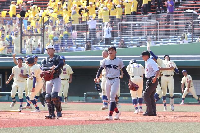 星稜－中越　延長十回タイブレーク、サヨナラ負けを喫した中越。主戦柳涼太郎と山岸宏成のバッテリー＝富山市民球場