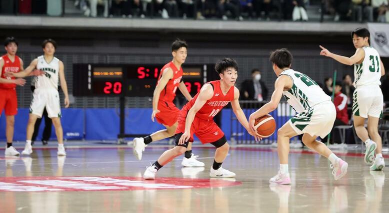 男子１回戦　阪南大高－開志国際　第２クオーター、ディフェンスをする開志国際の選手ら＝武蔵野の森スポーツプラザ