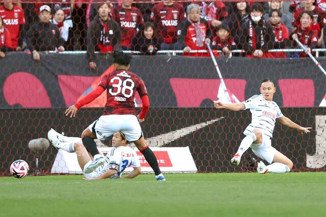 後半、ゴールを死守するＤＦ堀米悠斗、ＤＦ早川史哉＝埼玉スタジアム