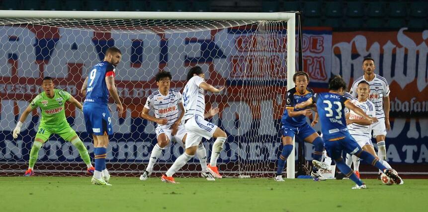 新潟ー長崎　前半、長崎の攻撃を必死に食い止める新潟＝トラスタ