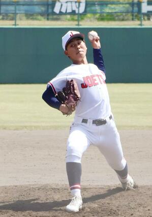 糸魚川－上越　４回から登板した上越の岡田将吾＝柏崎市佐藤池球場