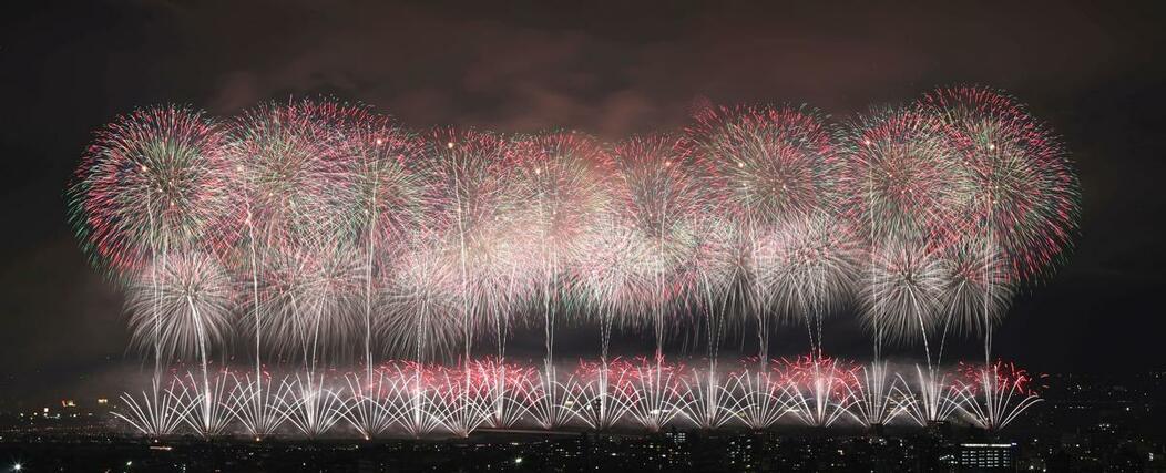 中越地震から２０年の節目で打ち上げた「フェニックス２０２４」。能登半島地震の被災地へのエールも込めた＝２０２４年８月３日