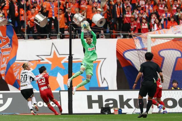 前半、クロスをキャッチするGKバウマン=ビッグスワン