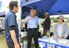 大沢孝司さんの兄・昭一さん(左から2人目)らが特定失踪者の救出を求め行った署名活動=6日、阿賀町