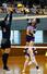 女子決勝　Ｇｌｉｔｔｅｒ－新潟中之口ＶＣ　スパイクを決める新潟中之口ＶＣの主将鈴木初佳＝柏崎市総合体育館