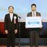 表彰を受ける三行合成樹脂の宮島拓人社長（右）＝東京