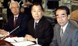 　持ち株会社「Ｔ＆Ｄホールディングス」を設立し、経営統合について記者会見で発表する（左から）大同生命の宮戸直輝社長、太陽生命の吉池正博社長ら（いずれも肩書は当時）＝２００３年１０月、日銀本店
