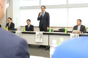 あいさつする自民党農業構造転換推進委員会の江藤拓委員長=10日、新潟市中央区