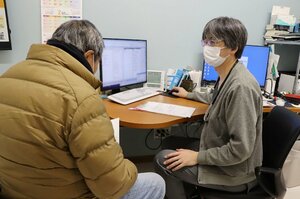 インフルエンザに感染した患者を診察する阿部行宏医師=6日、新潟市東区長者町