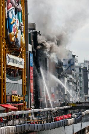 大阪・道頓堀で発生したビル火災=18日午前10時18分