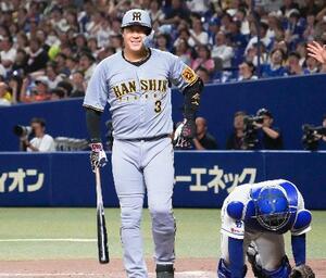 10回阪神1死満塁、決勝点となる押し出し死球を受けた大山=バンテリンドーム