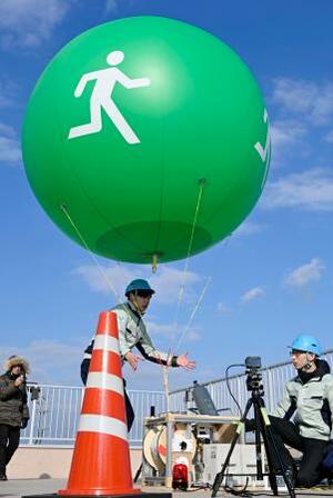 仙台市宮城野区の津波避難タワーから掲げられた避難場所を知らせるバルーン型標識=17日午後