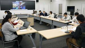 地産地消を進める上での課題や、第4次推進計画について意見を交わした会議=佐渡市役所