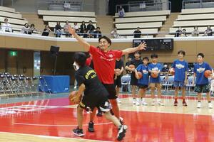 故郷新発田市の子どもたちを指導し、交流した富樫勇樹選手＝２８日、新発田市本町４