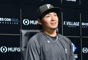 記者会見する日本ハムの伊藤=31日、エスコンフィールド北海道