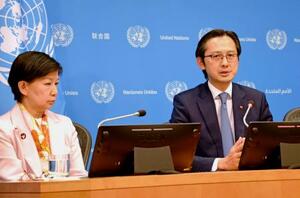 NPT再検討会議の閉幕後に記者会見するドー・フン・ビエット議長(右)と国連の中満泉事務次長=22日、米ニューヨークの国連本部(共同)