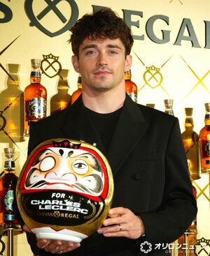 金のだるまを抱え笑顔をみせたシャルル・ルクレール （C）ORICON NewS inc.