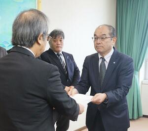 花角英世知事（左）に要請書を手渡す連合新潟の小林俊夫会長＝１８日、県庁