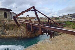 　倒壊した「トラス橋」＝１３日午前、新潟県佐渡市（同市提供）
