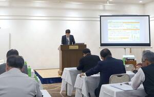 専門工事業者らが建設業の現状や適正な労務費確保について学んだ研修会=新潟市中央区